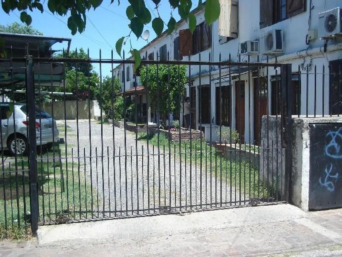 2 bedrooms House in Moron, Argentina No. 2012