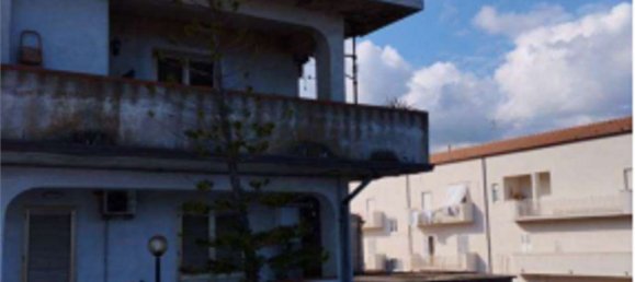 8 rooms Apartment in Crucoli, Italy No. 183014 5