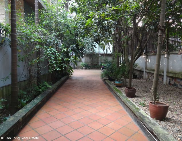 Casa de 3 dormitorios en Tay Ho, Vietnam No. 5090