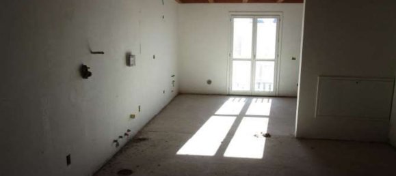 102m² Commercial property in Besana in Brianza, Italy No. 314722 3