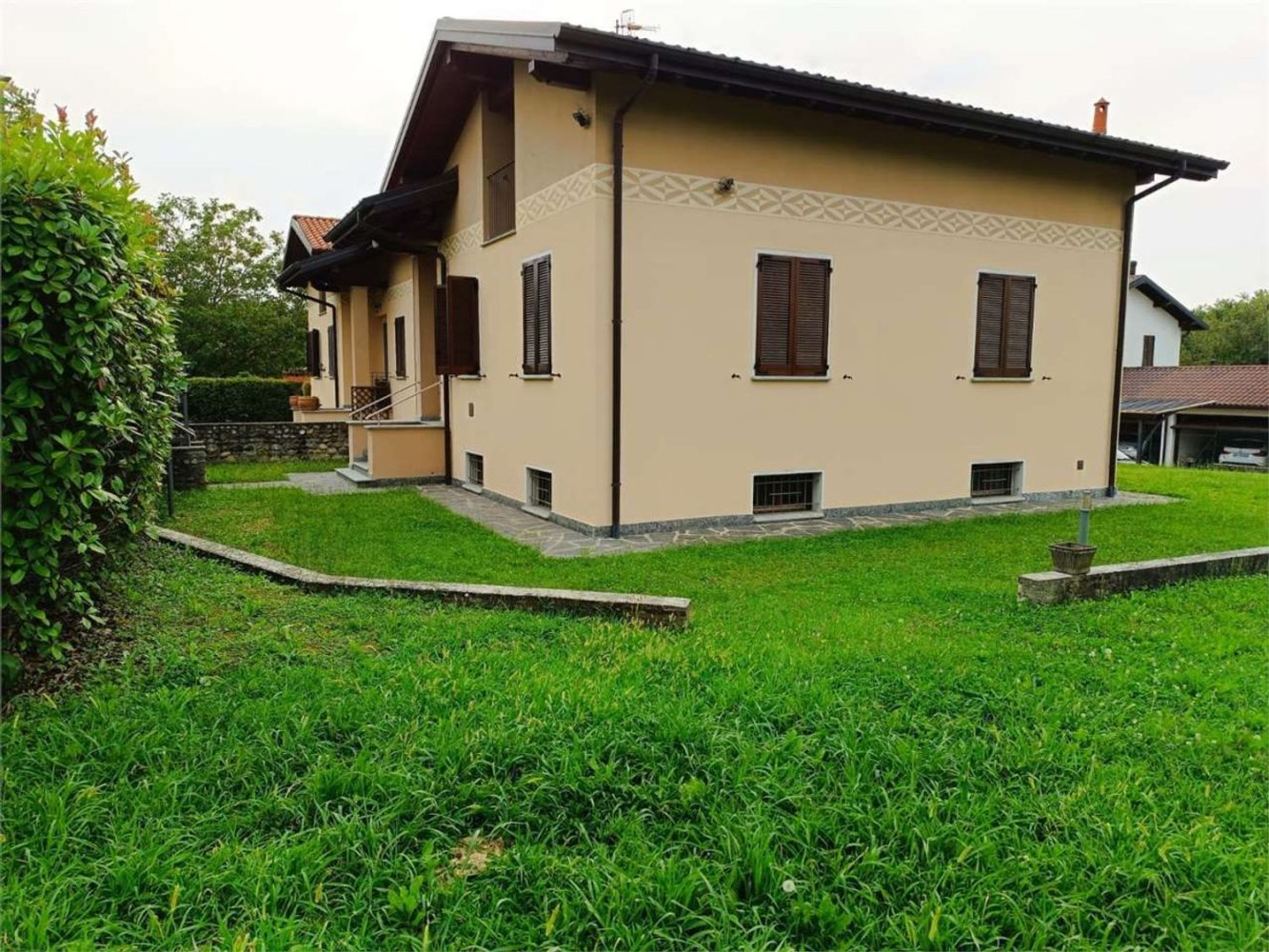 Villa de 6 habitaciónes en Buguggiate, Italy No. 334226