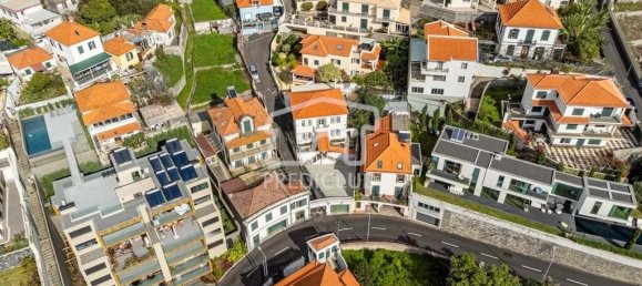 5 bedrooms Villa in Funchal, Portugal No. 104424 3