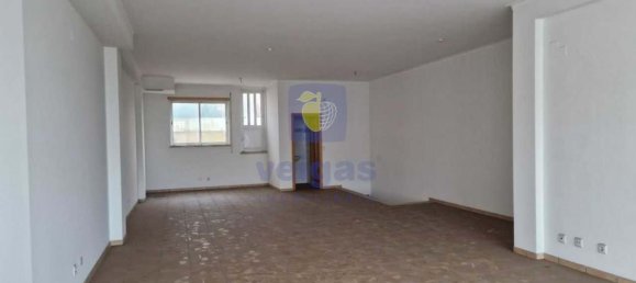 111m² Commercial property in Leiria, Portugal No. 180286 9