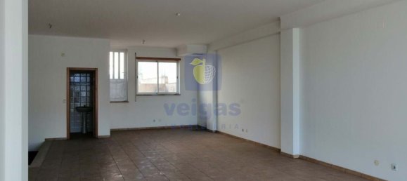 111m² Commercial property in Leiria, Portugal No. 180286 3
