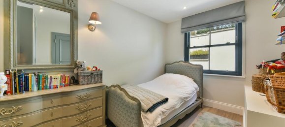 4 bedrooms House in London, United Kingdom No. 7012 13