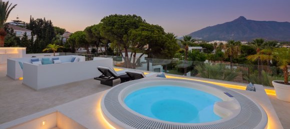 5 bedrooms Villa in Marbella, Spain No. 71443 13