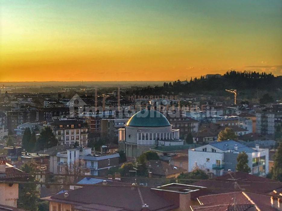 Villa de 3 dormitorios en Bergamo, Italy No. 14010