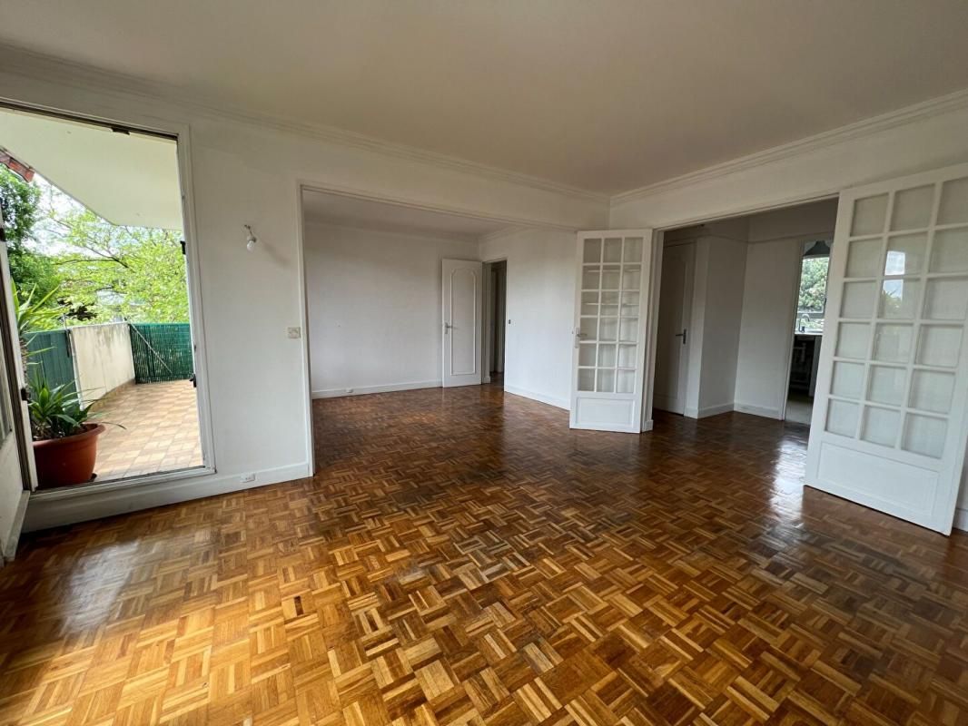 Apartamento de 2 dormitorios en Bondy, France No. 183078