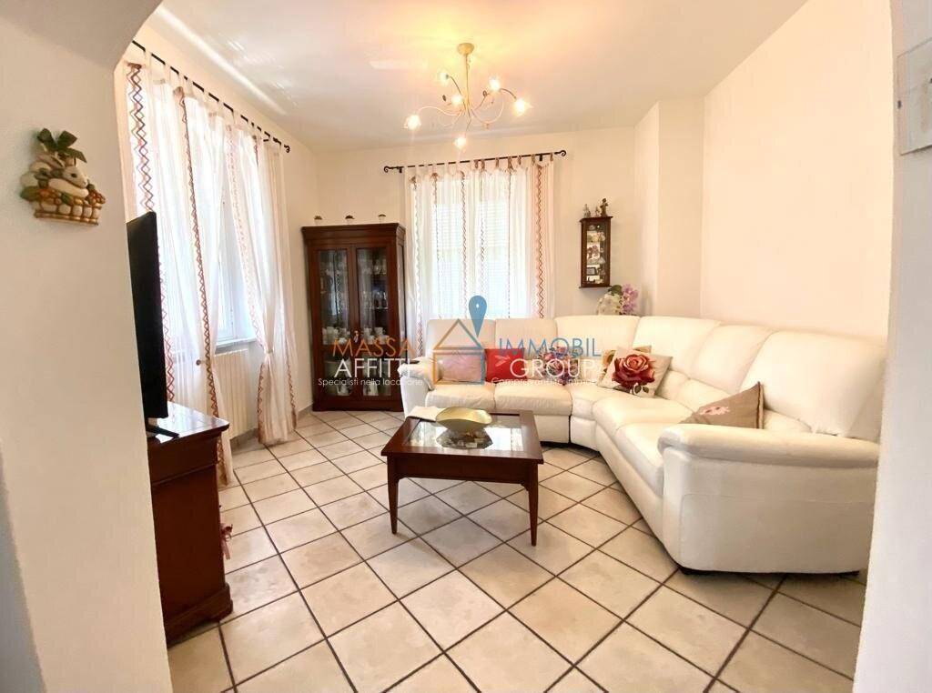 5 rooms House in Massa, Italy No. 215052