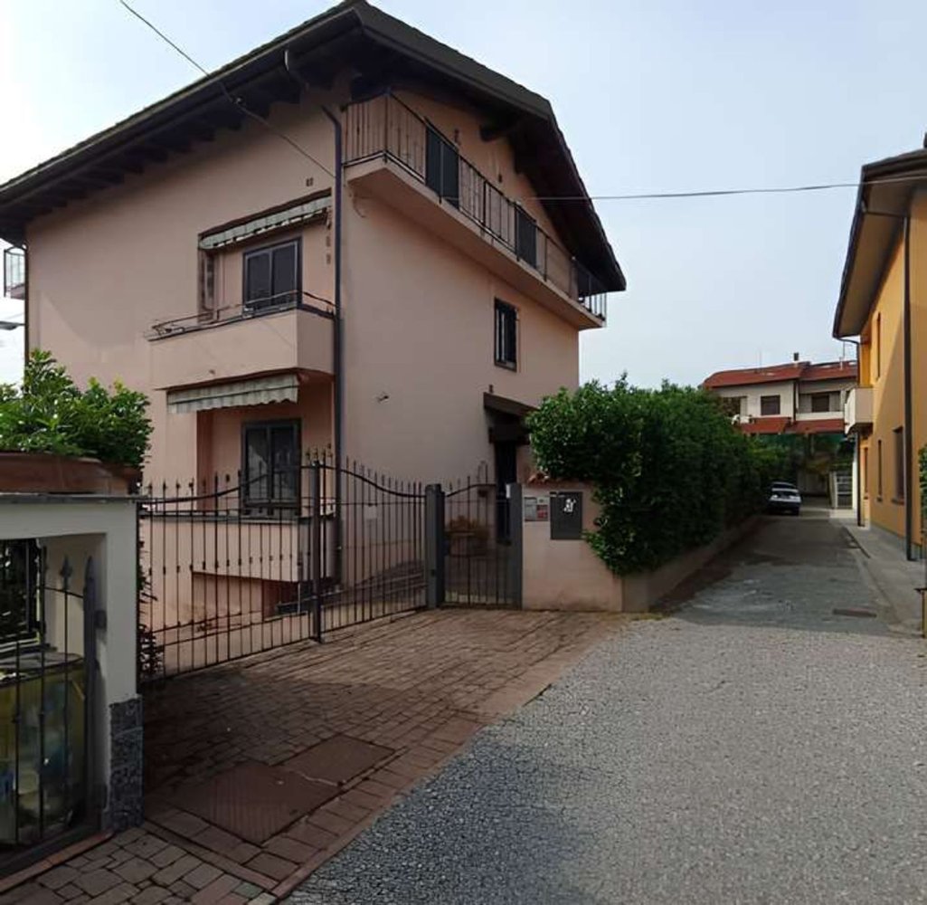 3-salle Appartement à Vertemate con Minoprio, Italy No. 6801