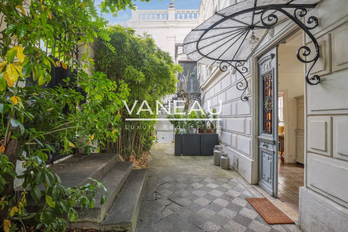 5 bedrooms House in Saint-Cloud, France No. 171024