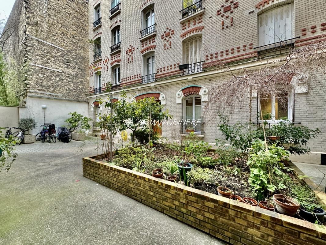 2 bedrooms Apartment in Paris, France No. 180369