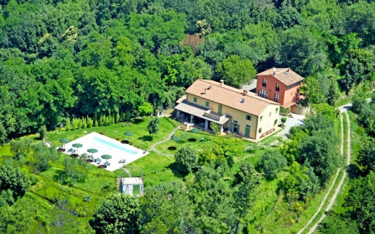 9 bedrooms Villa in Pisa, Italy No. 250