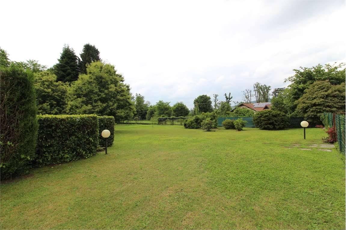 Terreno em Vergiate, Italy 1902 m² N.º 29206