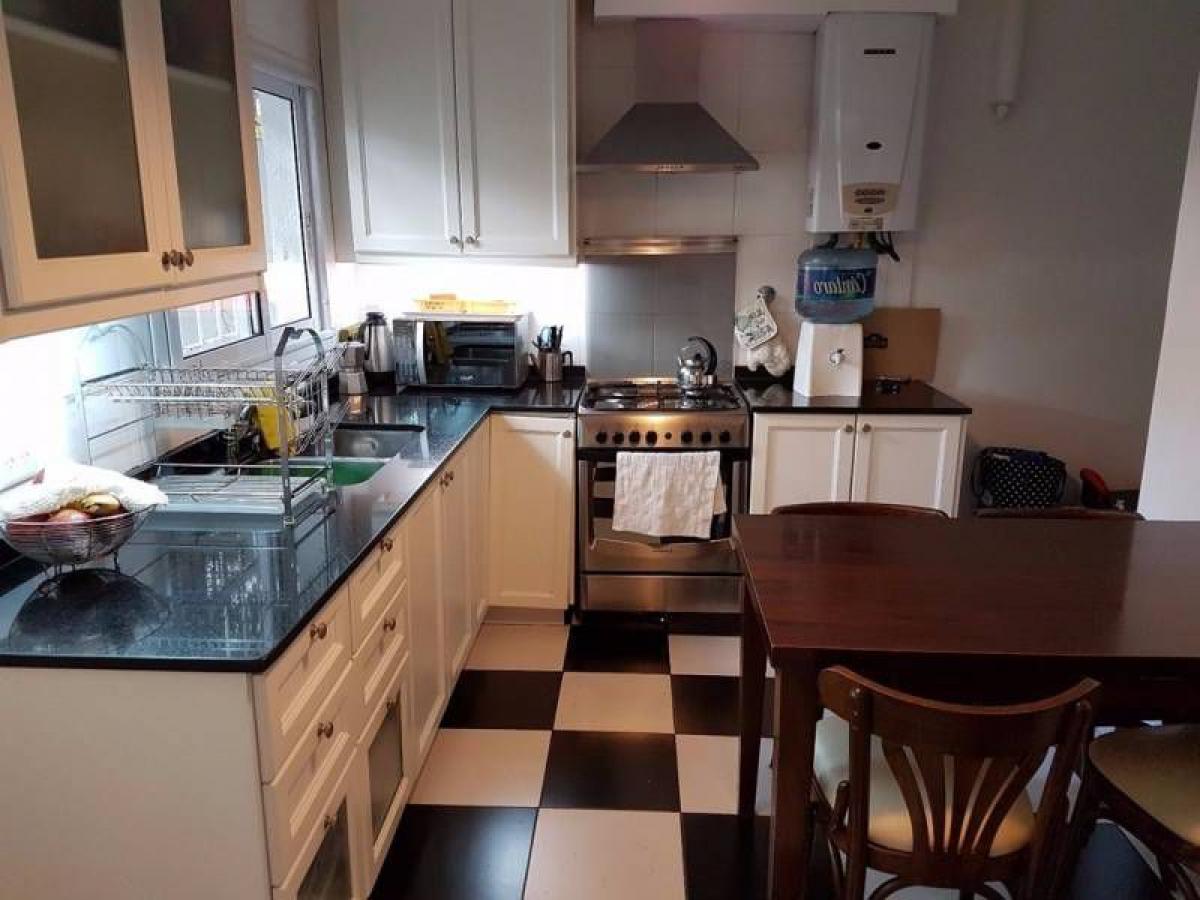 Casa de 4 dormitorios en Vicente López, Argentina No. 9517