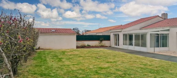 3 bedrooms House in Saint-Julien-des-Landes, France No. 277961 2