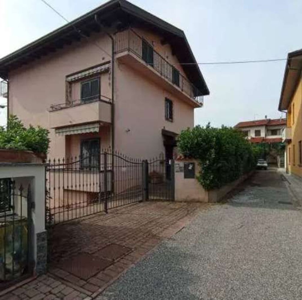 3 rooms House in Vertemate con Minoprio, Italy No. 2861