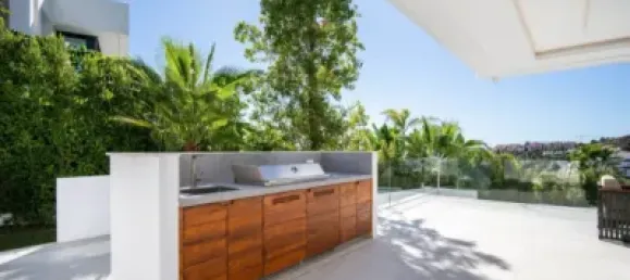 4 bedrooms Villa in Marbella, Spain No. 55970 9