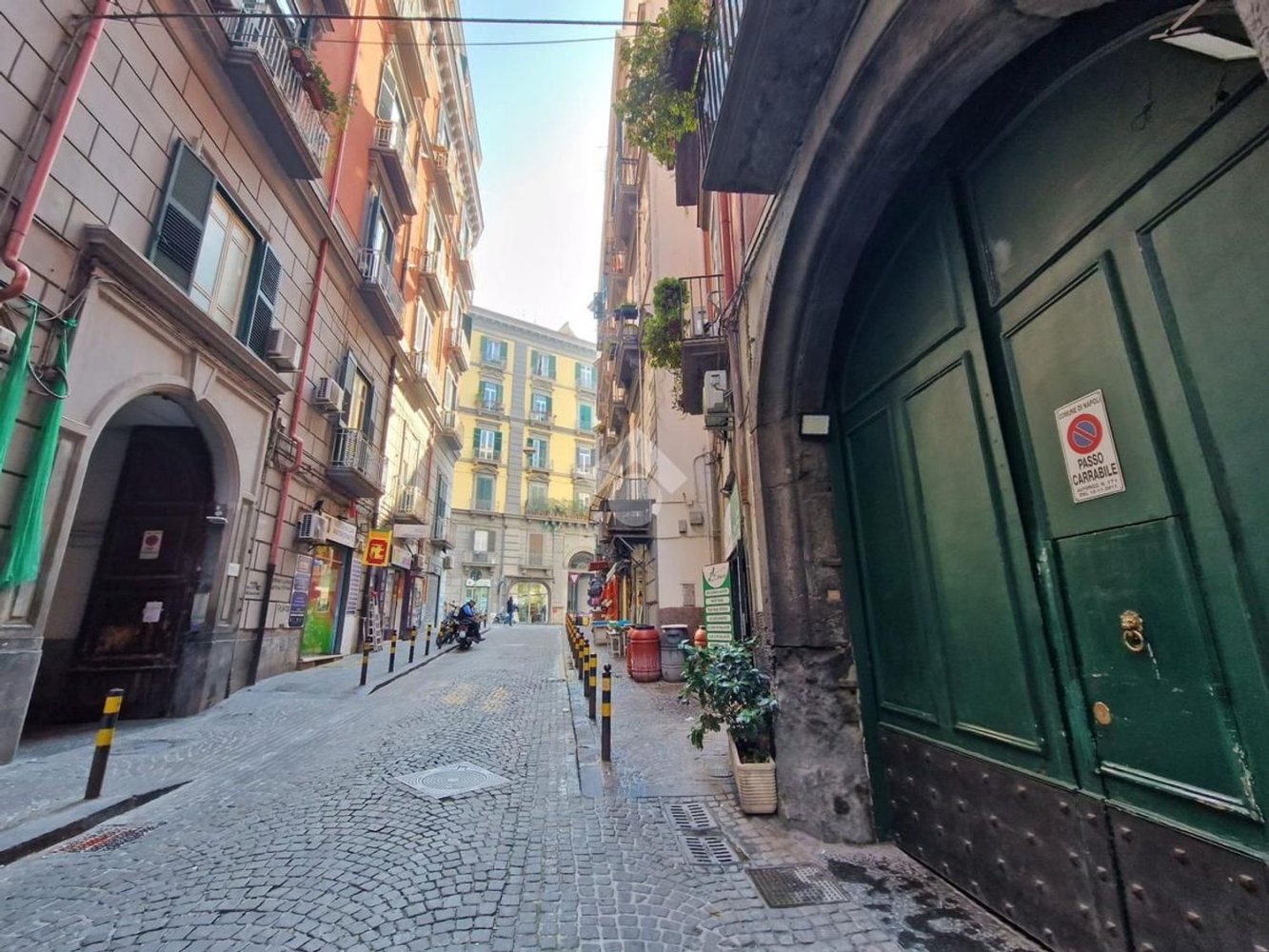 5 rooms Apartment in Naples, Italy No. 31535