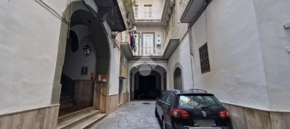5 rooms Apartment in Naples, Italy No. 31535 3