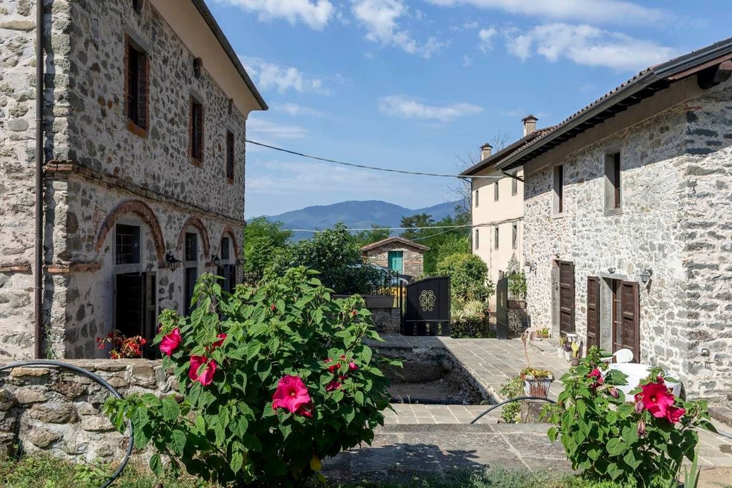 11 rooms House in Bagnone, Italy No. 261560
