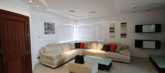 4 bedrooms Villa in San Gwann, Malta No. 3684 2