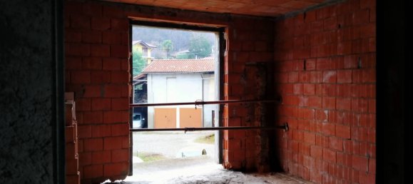 4 bedrooms House in Besozzo, Italy No. 90760 9