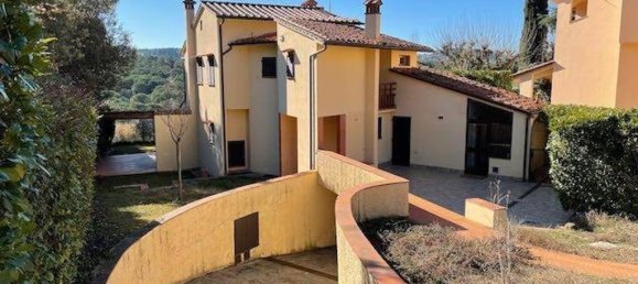 4 bedrooms Villa in Impruneta, Italy No. 197205 3