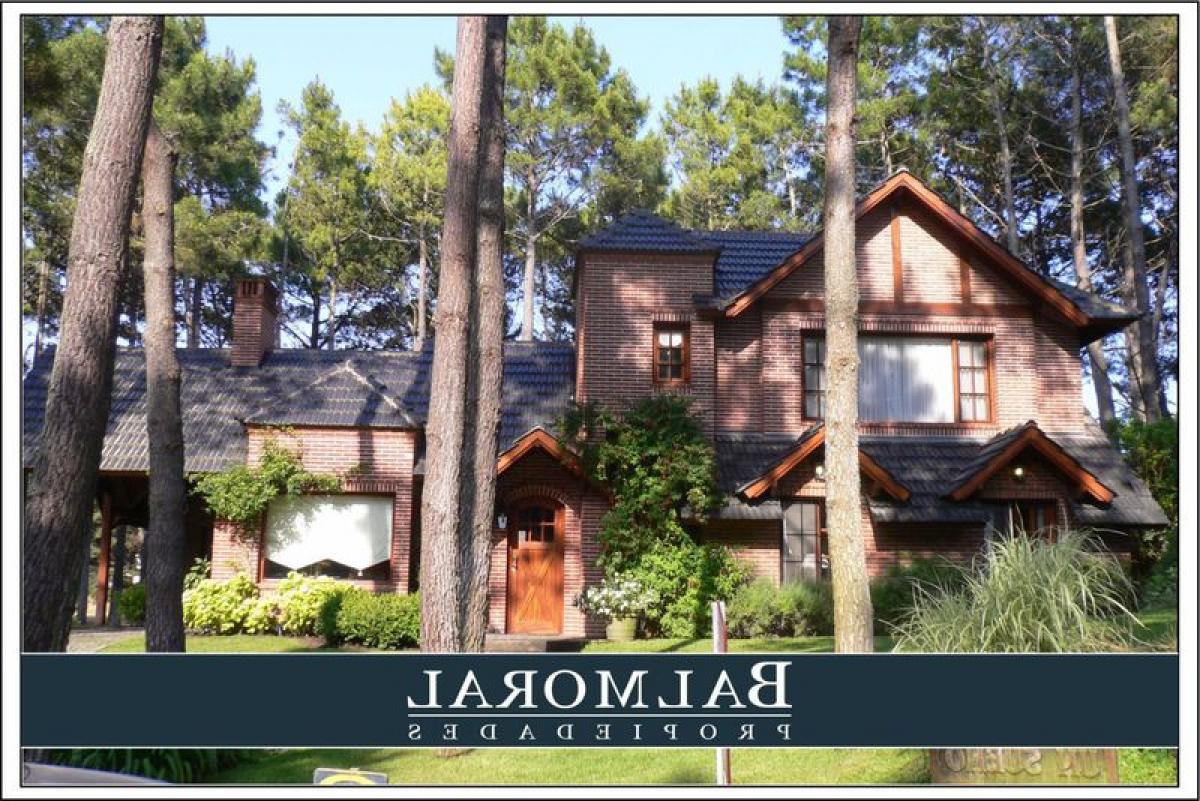 4 bedrooms House in Mar del Plata, Argentina No. 87285