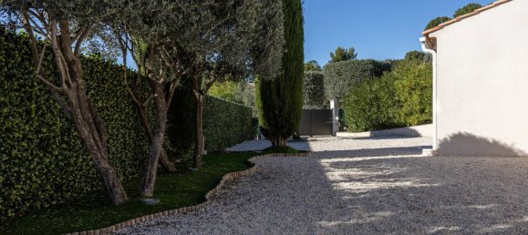 5 bedrooms Villa in Var, France No. 1974 2