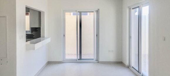 4 bedrooms Villa in Dubai Land, UAE No. 1943 2