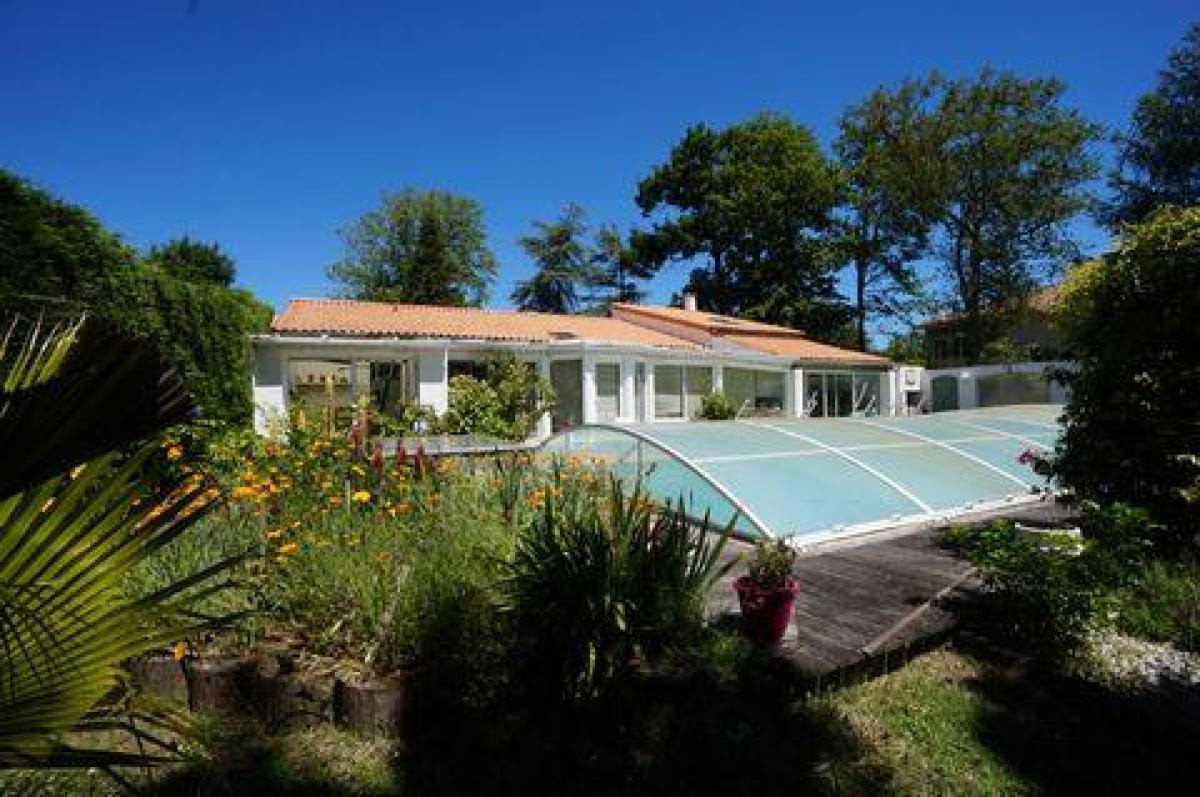 3 bedrooms House in Royan, France No. 24380