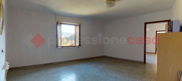 6 rooms Apartment in Gallicano, Italy No. 235278 2