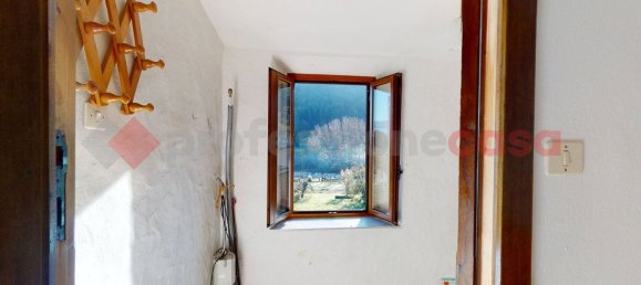 6 rooms Apartment in Gallicano, Italy No. 235278 3