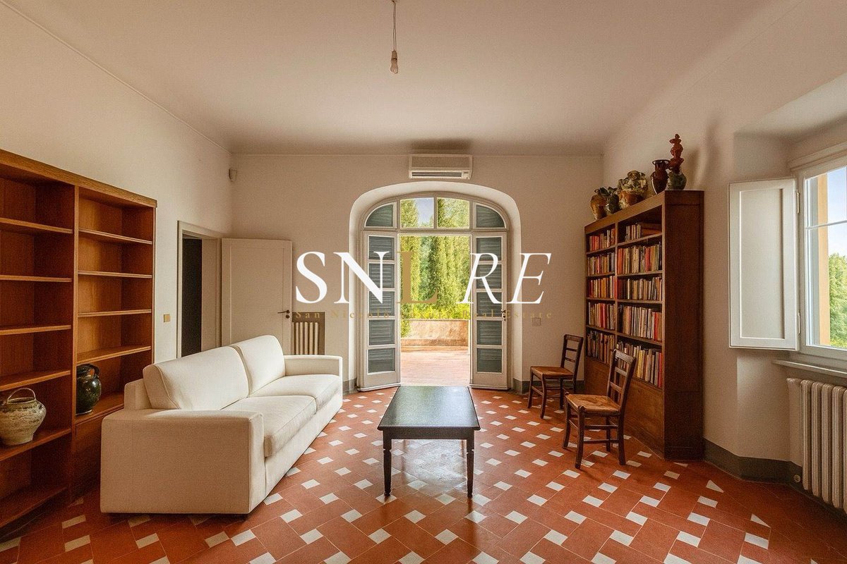 3 bedrooms Villa in Florence, Italy No. 296943
