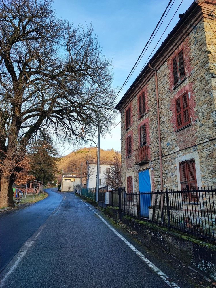 6 rooms House in Momperone, Italy No. 255614