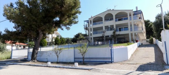 Propiedad comercial de 12 dormitorios en Malesina, Greece No. 4866 3