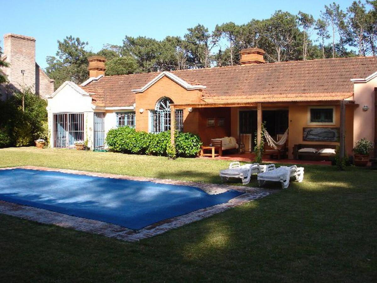 Casa de 2 dormitorios en Maldonado, Uruguay No. 6232
