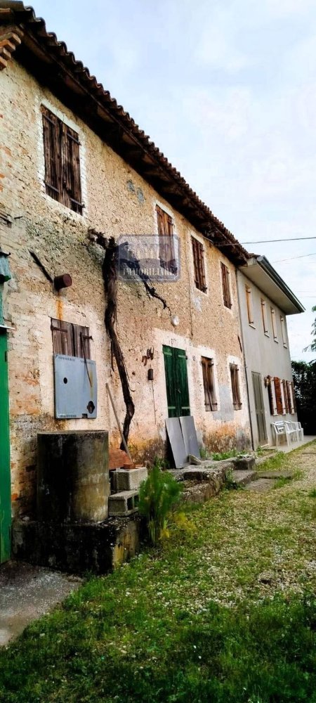 7 rooms House in Volpago del Montello, Italy No. 60958