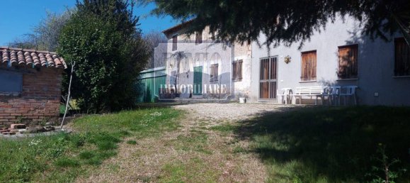 7 rooms House in Volpago del Montello, Italy No. 60958 3