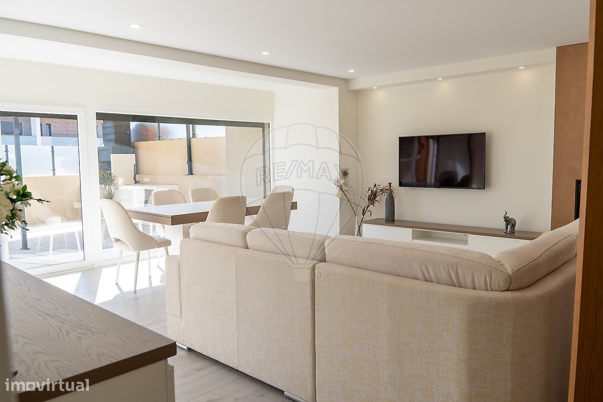 4 bedrooms House in Porto Salvo, Portugal No. 321713