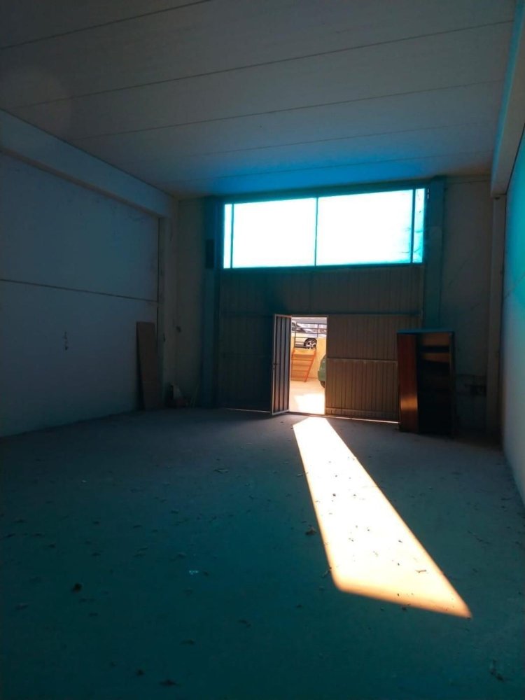 353m² Warehouse in Cartuja Baja, Spain No. 31955