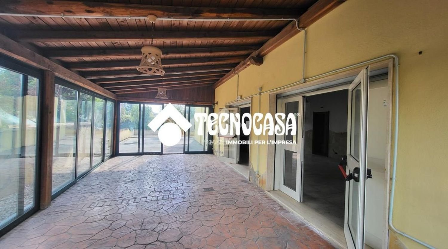 140m² Commercial property in Pomezia, Italy No. 225593