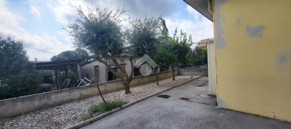 140m² Commercial property in Pomezia, Italy No. 225593 18