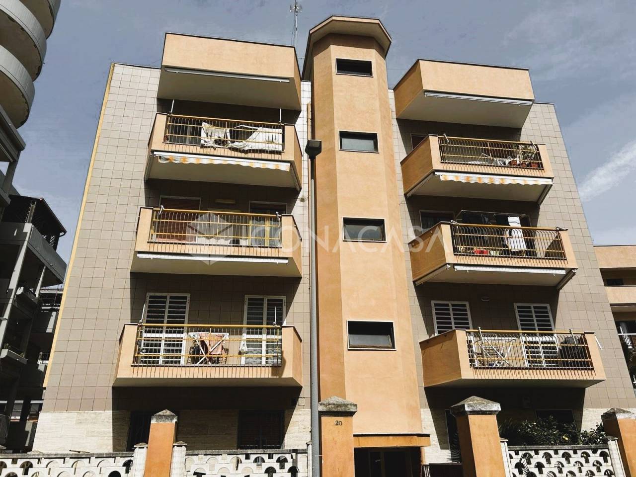 Квартира с 3 комнатами в Бари, Италия № 17048