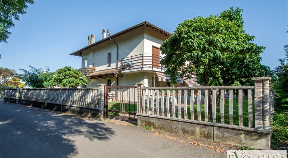 4 bedrooms Apartment in Castano Primo, Italy No. 326713