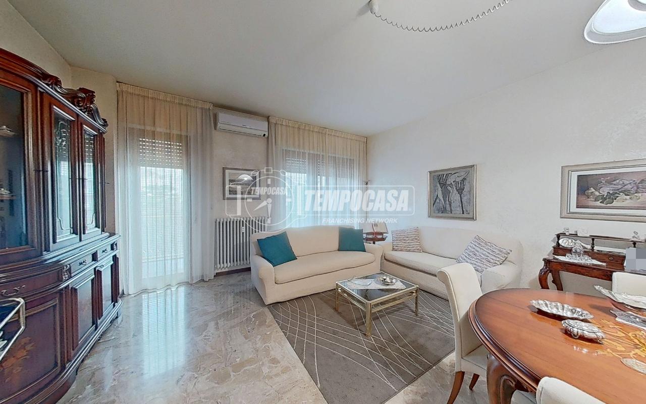 Apartamento de 3 habitaciónes en Bergamo, Italy No. 233040
