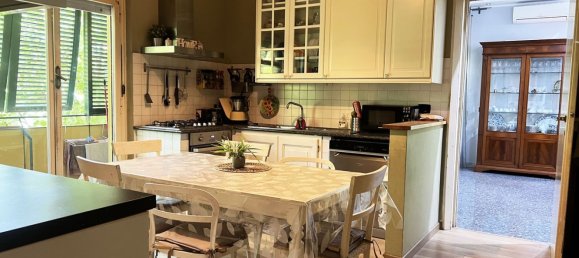 6 bedrooms Apartment in Rome, Italy No. 321556 4