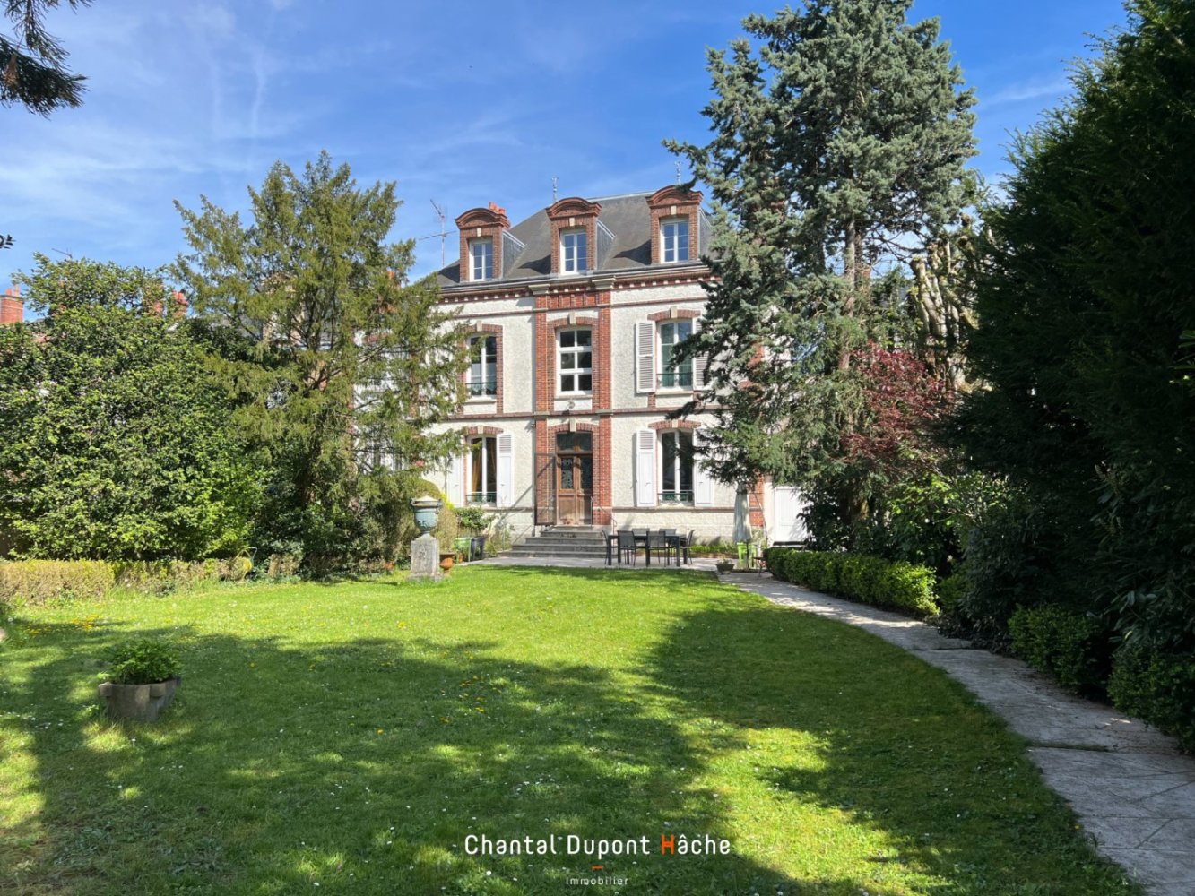 8 bedrooms House in Chartres, France No. 69646