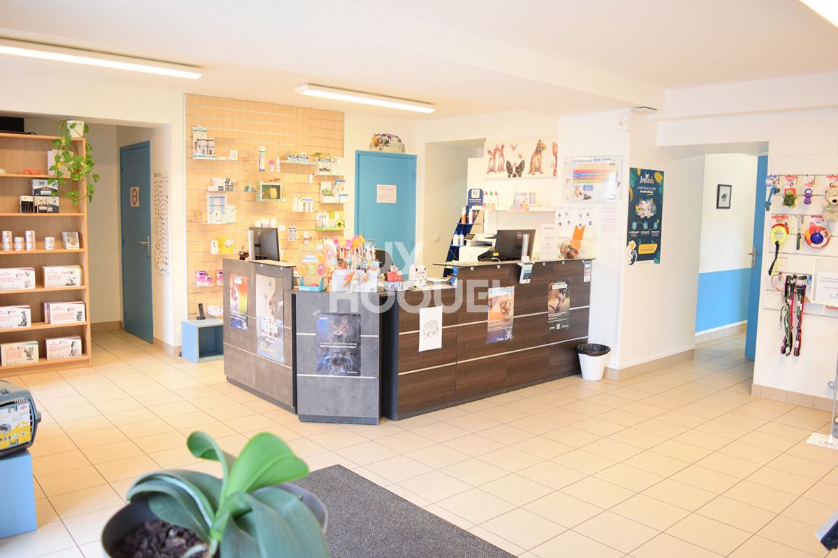 155m² Commercial property in Le Perray-en-Yvelines, France No. 118629